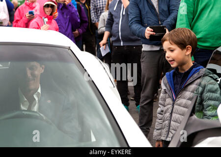 Copenhague, Danemark, 31 juillet, 2015. Le Prince Joachim du Danemark et son plus jeune fils, le Prince Henrik, jette un regard sur la voiture Zenvo danois, qui a été parmi les voitures de Grand Prix historique à Copenhague réception à l'Hôtel de Ville. Sur la photo, le Prince Joachim est dans la voiture. Credit : OJPHOTOS/Alamy Live News Banque D'Images