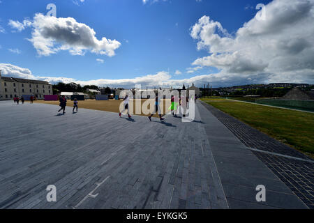 Les gens participent à boot camp fitness à Ebrington Square, Londonderry, en Irlande du Nord Banque D'Images