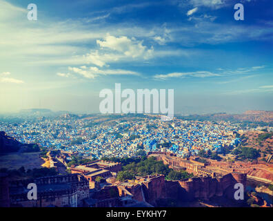 Effet Retro Vintage style hipster filtrée image panorama de Jodhpur, connu sous le nom de la Ville Bleue en raison de blue-maisons Brahmane peint Banque D'Images