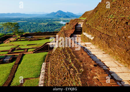 Sri Lanka, Ceylan, île forteresse de Sigiriya, le Rocher du Lion, UNESCO World Heritage site, ruines de palais royal de Kas Banque D'Images