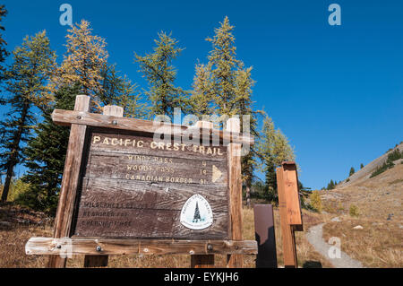 Pacific Crest Trail signe pour passer de vent sur route du col de Harts, North Cascades, Washington. Banque D'Images