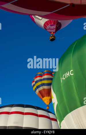 Bristol, Royaume-Uni. 31 juillet, 2015. Montgolfières prendre pour le ciel au-dessus de Bristol en avant de la 37e International Balloon Fiesta. Banque D'Images
