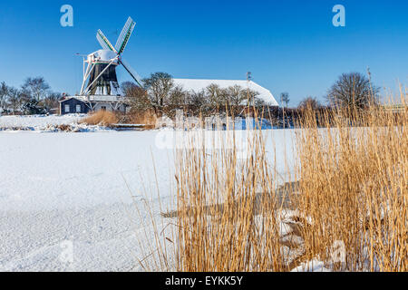 L'humeur d'hiver, Seriemer avec moulin Neuharlingersiel, Harlingerland, en Frise orientale, Basse-Saxe, Allemagne, Banque D'Images