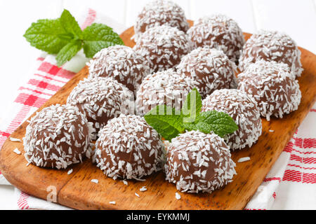 Truffes au chocolat à la noix de coco roulés en boule Banque D'Images