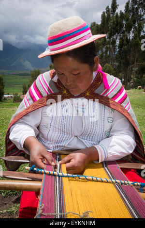 Femme Quechua chiffon de tissage dans le village d'Misminay, Vallée Sacrée, le Pérou. Banque D'Images