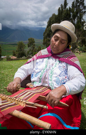 Femme Quechua le tissage tissu dans Misminay Village, Vallée Sacrée, le Pérou. Banque D'Images