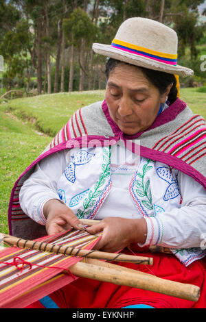 Femme Quechua le tissage tissu dans Misminay Village, Vallée Sacrée, le Pérou. Banque D'Images