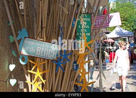 Le bonheur est un jour à la plage metal sign and marine star décorations sur afficher dans un magasin à Valldemossa, Majorque, Espagne. Banque D'Images