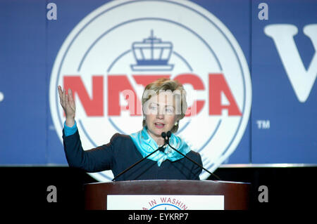 La sénatrice Hillary Clinton, D-NY, prend la parole à la National Air Traffic Controllers Association (NATCA) réunion annuelle à Washington, D.C.. Banque D'Images