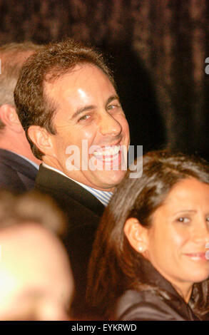 Comédien Jerry Seinfeld arrive pour une cérémonie à faire don de l'puffy shirt de l'épisode 66, "La Chemise Puffy' épisode de Seinfeld au National Museum of American History de Washington, D.C.. Banque D'Images