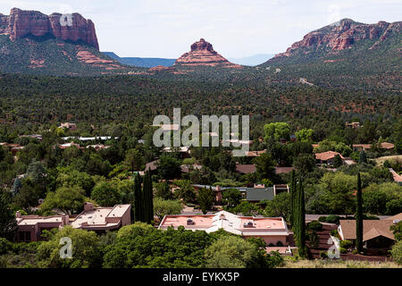 Un quartier de Sedona avec Bell Rock en arrière-plan. Banque D'Images