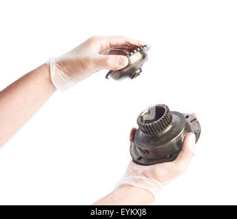 Worker's male hands holding engine's fragment Banque D'Images