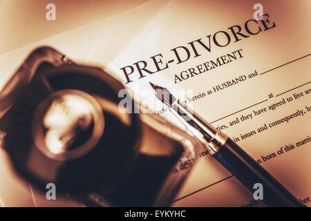 Accord de divorce avant Document, Ink-Bottle et le stylo. Photo Documentation Divorce Concept. Banque D'Images