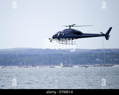 G-OLCP, Eurocopter AS-355N Ecureuil 2, sur le Solent au cours de l'Americas Cup World Series, Juillet 2015 Banque D'Images