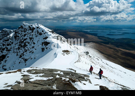 Deux marcheurs sur la crête du sommet du Ben Lomond, Stirlingshire, Scotland, UK. Le Loch Lomond sur la droite. Banque D'Images