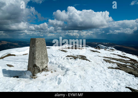 Le trig point sur le sommet du Ben Lomond, Stirlingshire, Scotland, UK. Banque D'Images