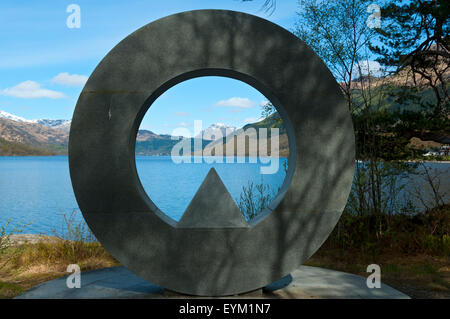 Le Rowardennan War Memorial sculpture, par Doug Cocker. Par le côté du Loch Lomond à Rowardennan, Stirlingshire, Scotland, UK Banque D'Images