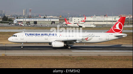 ISTANBUL, TURQUIE - Juillet 09, 2015 : Turkish Airlines Airbus A321-231 (CN 3405) décolle de l'aéroport Ataturk d'Istanbul. Ta est le Banque D'Images