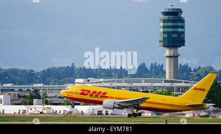 Atlas Air Boeing 767 (N653GT) cargo paquet peint en couleurs de DHL se décollant de l'Aéroport International de Vancouver dans l'air Banque D'Images