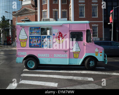 Camion de crème glacée rose et sarcelle dans une rue de New York City - 29 juillet 2015, Battery Plaza, New York City, NY, ÉTATS-UNIS Banque D'Images