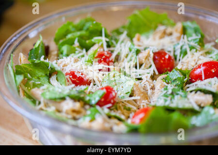 Salade césar au poulet fraîchement préparés avec des tomates cerises dans un bol Banque D'Images