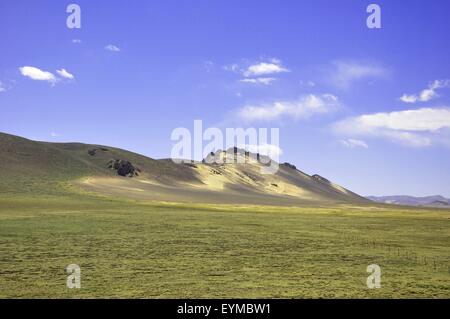 Gamme de montagne au milieu du désert Banque D'Images