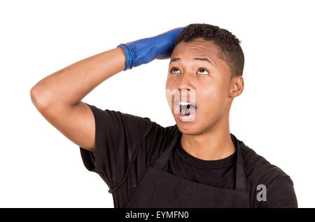 Closeup portrait of young man wearing blue gants de nettoyage avec caméra bras droit soulevées holding Head bâillement et expression du visage fatigué Banque D'Images