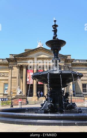 Walker Art Gallery avec la fontaine Steble en premier plan, Liverpool, Merseyside, England, UK, Europe de l'Ouest. Banque D'Images