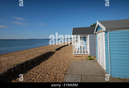 Plage de Calshot et cabines de plage à Calshot dans Hampshire UK Banque D'Images