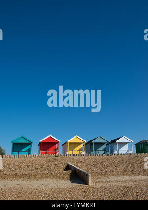 Plage de Calshot et cabines de plage à Calshot dans Hampshire UK Banque D'Images