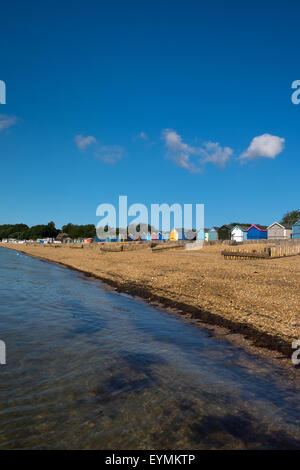 Plage de Calshot et cabines de plage à Calshot dans Hampshire UK Banque D'Images