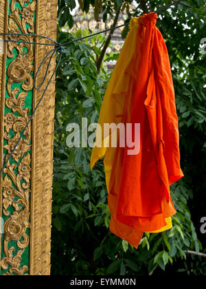 La robe de moine en dehors de séchage un temple bouddhiste de Chiang Mai, Thaïlande Banque D'Images