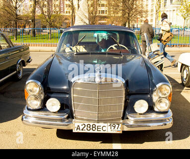 Moscou - 27 avril 2014 : mercedes benz voiture rétro de l'année 1963 sur les rallyes de voitures classiques, organisé par le Club russe de Classique Banque D'Images