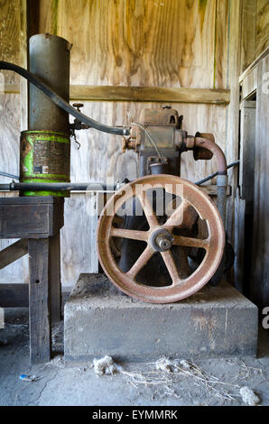 Vieux Lister unique cylindre moteur diesel dans shearing shed, Wairarapa, Glenburn, île du Nord, Nouvelle-Zélande Banque D'Images