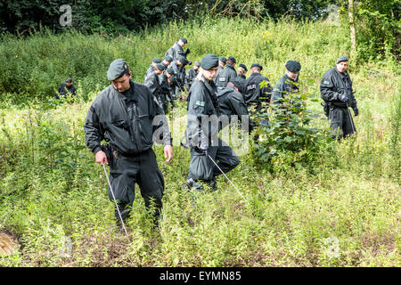 Les unités de police anti-émeute des recherches dans une région boisée de traces des disparus Annette L., qui a disparu depuis 5 ans. Banque D'Images