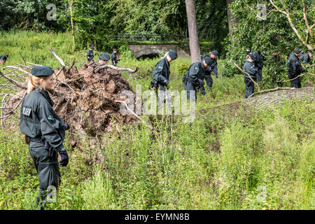 Les unités de police anti-émeute des recherches dans une région boisée de traces des disparus Annette L., qui a disparu depuis 5 ans. Banque D'Images