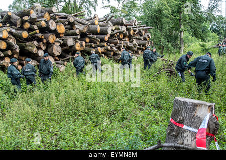 Les unités de police anti-émeute des recherches dans une région boisée de traces des disparus Annette L., qui a disparu depuis 5 ans. Banque D'Images