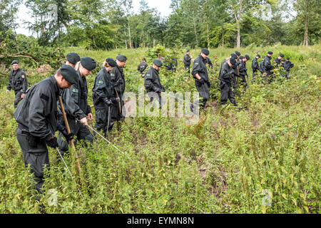 Les unités de police anti-émeute des recherches dans une région boisée de traces des disparus Annette L., qui a disparu depuis 5 ans. Banque D'Images