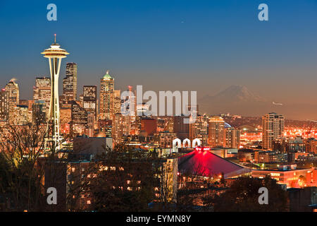 Toits de Seatlle après le coucher du soleil au crépuscule par une froide soirée de début d'hiver avec la neige le Mont Rainier magnifique couteau dans la zone Banque D'Images