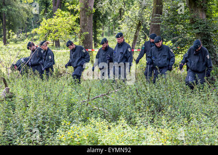 Les unités de police anti-émeute des recherches dans une région boisée de traces des disparus Annette L., qui a disparu depuis 5 ans. Banque D'Images