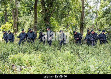 Les unités de police anti-émeute des recherches dans une région boisée de traces des disparus Annette L., qui a disparu depuis 5 ans. Banque D'Images