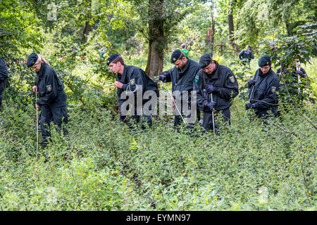 Les unités de police anti-émeute des recherches dans une région boisée de traces des disparus Annette L., qui a disparu depuis 5 ans. Banque D'Images