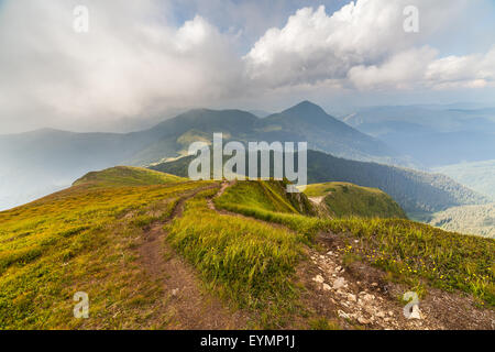 Menaces sur les montagnes. L'Ukraine Banque D'Images