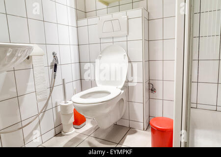 Des toilettes pour hommes dans un bâtiment public séjour une toilettes blanc Banque D'Images