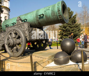 Moscou - 20 avril 2014 : Le Tsar-Cannon (canon king) à l'intérieur de la forteresse du Kremlin, a été construit en 1586. Banque D'Images