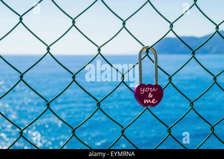 Le symbole de coeur - love lock, sur la mer Banque D'Images