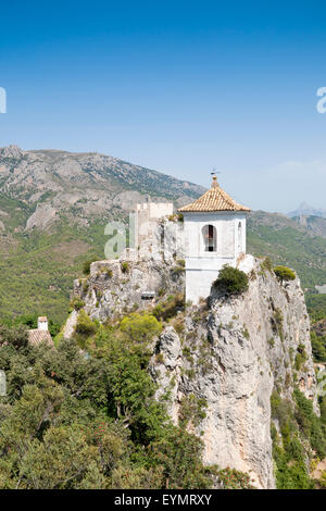 Beffroi sur le sommet de la montagne. Cette tour appartient à Alcozaiba, forteresse construite par les musulmans au XI siècle Banque D'Images