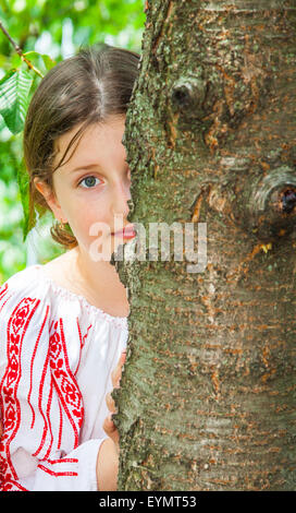 Portrait d'une jeune fille de 10 ans portant un chemisier traditionnel roumain. Banque D'Images