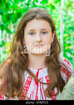 Portrait d'une jeune fille de 10 ans portant un chemisier traditionnel roumain. Banque D'Images