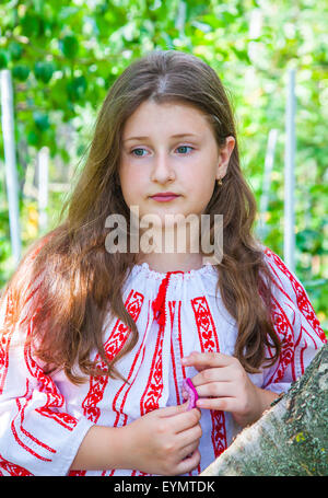 Portrait d'une jeune fille de 10 ans portant un chemisier traditionnel roumain. Banque D'Images